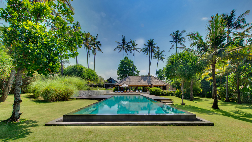 Samadhana - Garden and pool in the villa